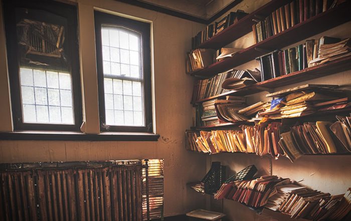 Foto mit Regalen voll mit Büchern und Papieren